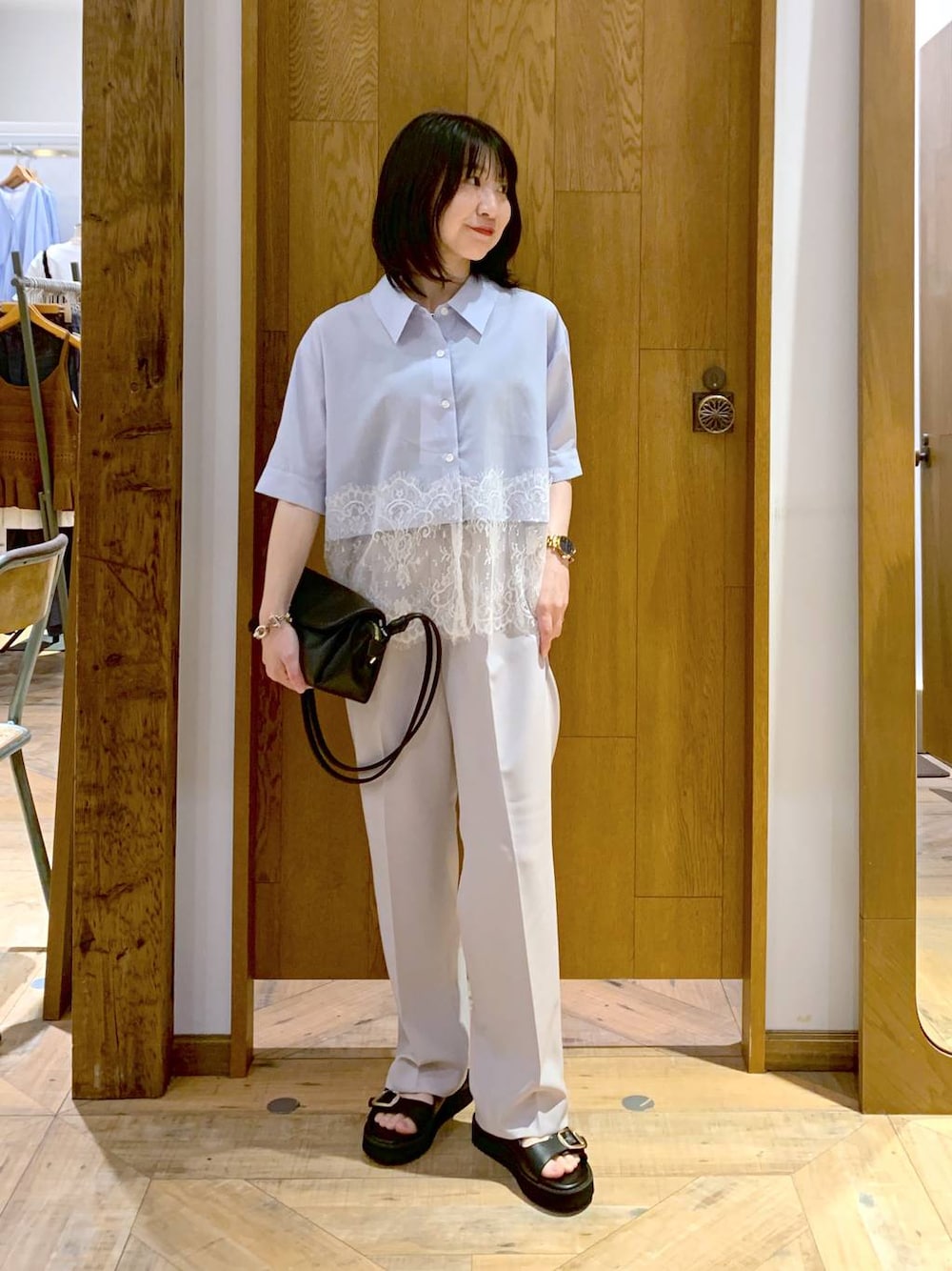 ブラック系のショルダーバッグ、グレー系のその他パンツ、ブラック系のサンダルを着用したレディースの夏コーディネートの1枚目の写真