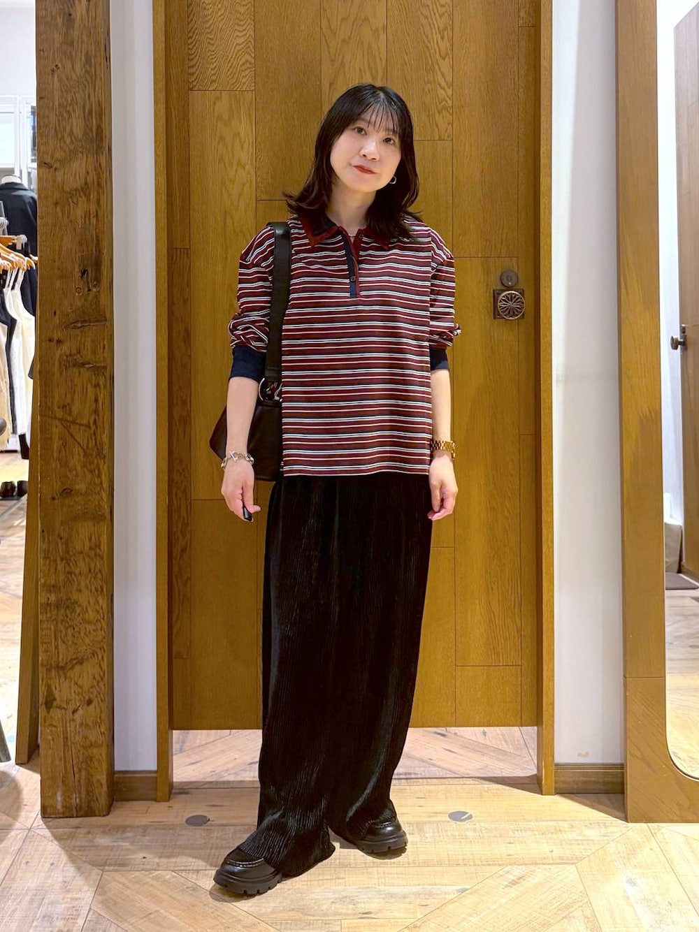 ブラック系のローファー、レッド系のTシャツ/カットソー、ブラック系のその他パンツを着用したレディースの秋コーディネートの1枚目の写真