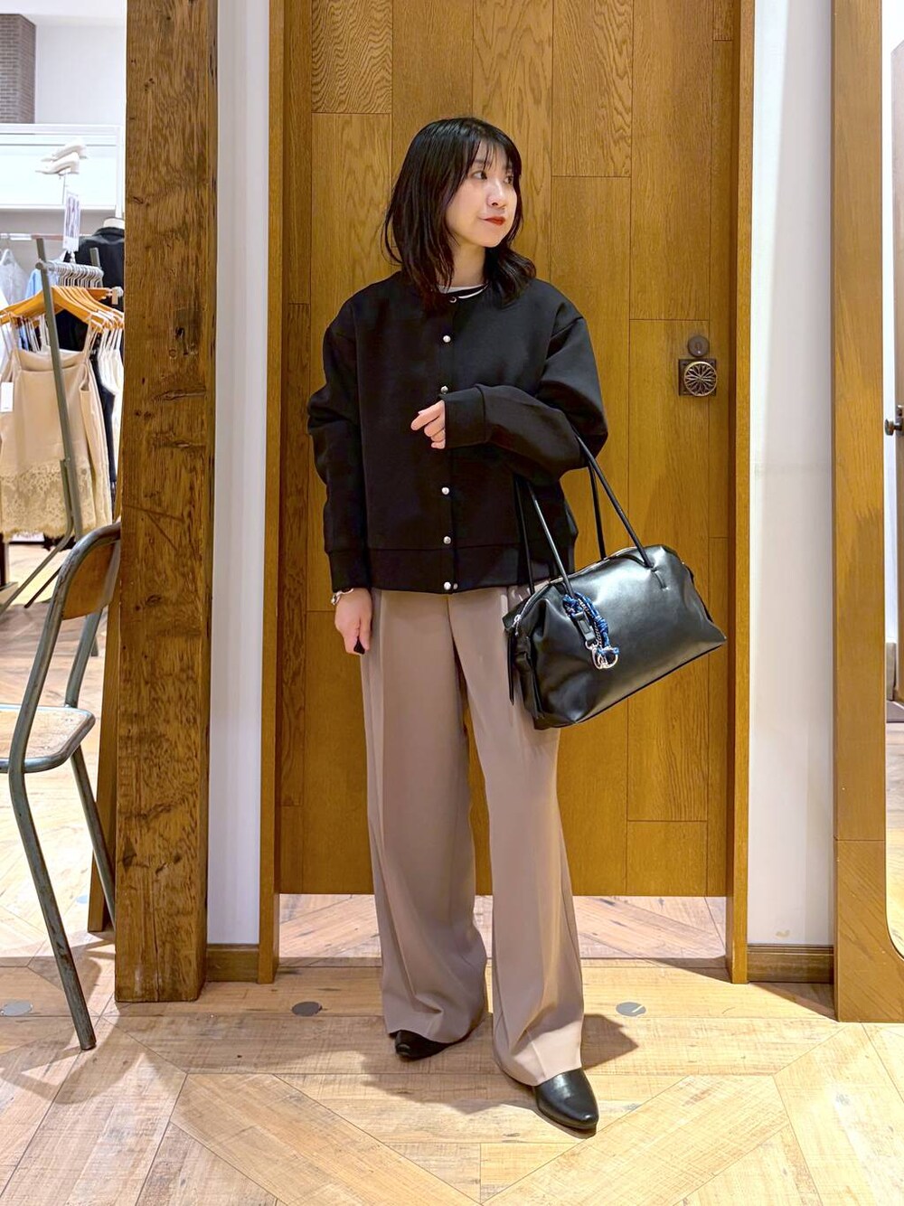 ブラック系のカーディガン/ボレロ、ベージュ系のその他パンツ、ブラック系のパンプスを着用したレディースの秋コーディネートの1枚目の写真