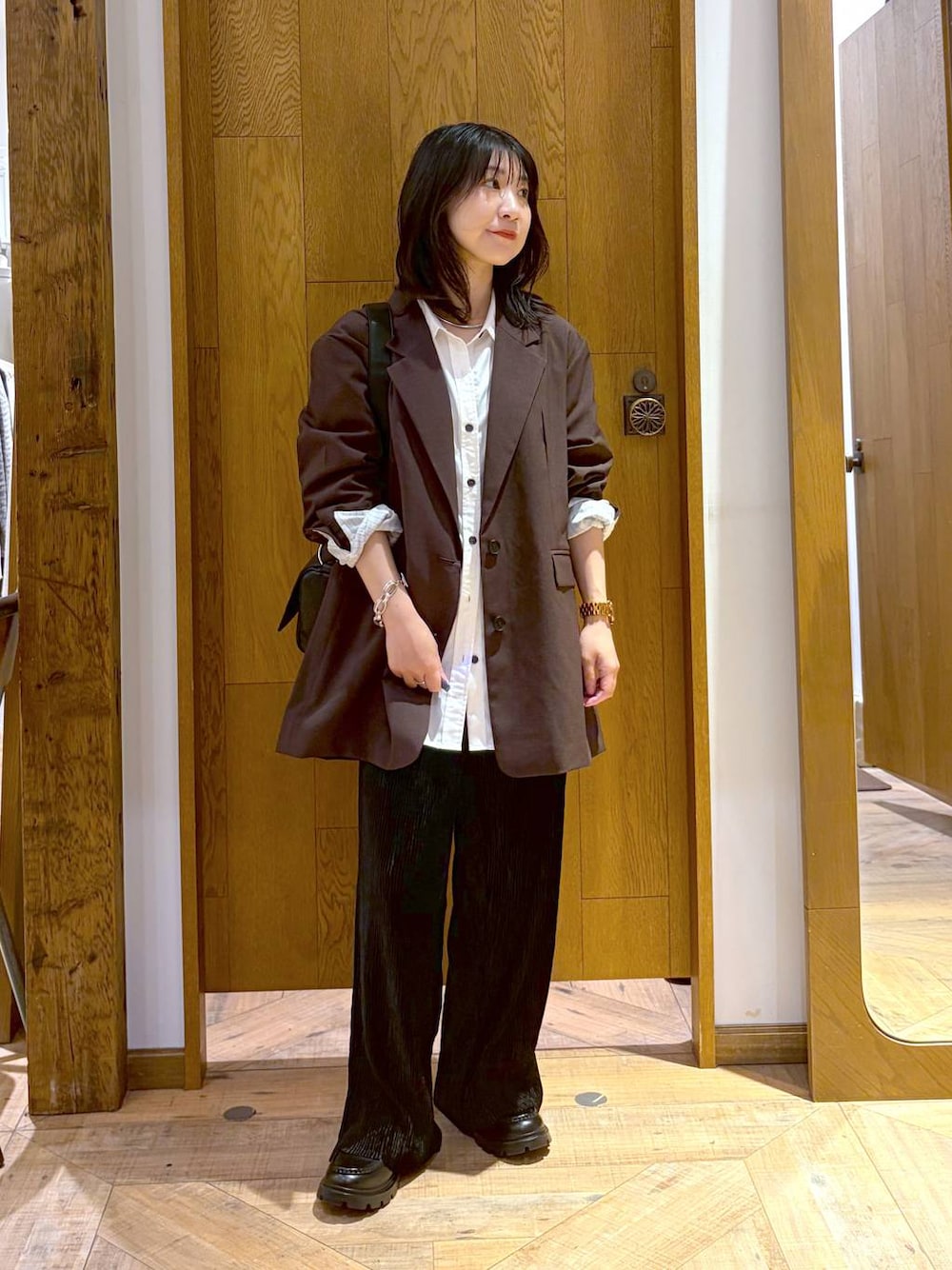 ブラック系のローファー、ブラック系のその他パンツ、ホワイト系のシャツ/ブラウスを着用したレディースの秋コーディネートの1枚目の写真
