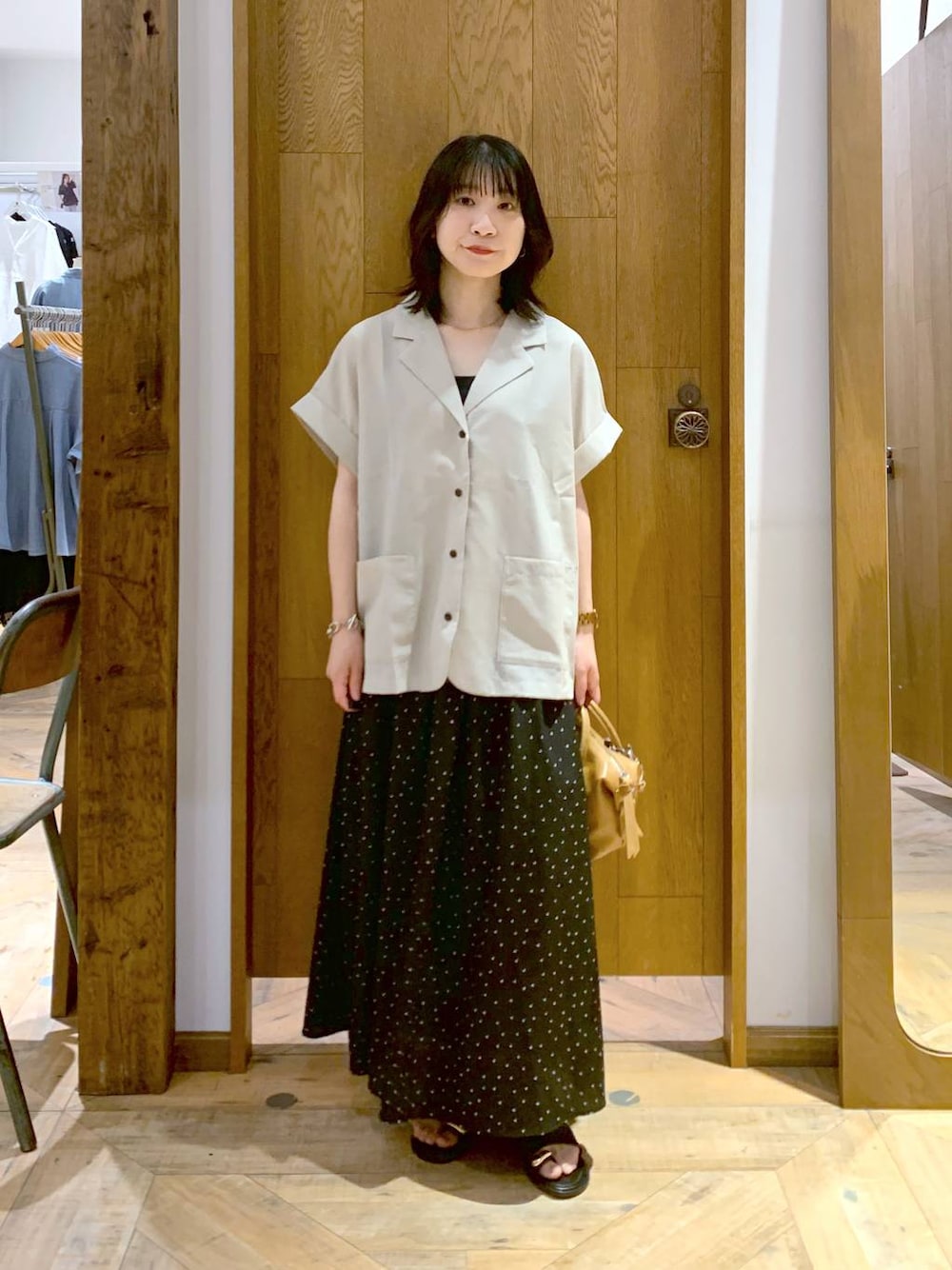 その他のスカート、ベージュ系のシャツ/ブラウス、ブラウン系のボストンバッグを着用したレディースの夏コーディネートの1枚目の写真