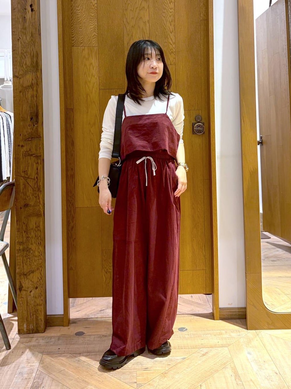 ブラック系のローファー、ホワイト系のTシャツ/カットソー、レッド系のその他パンツを着用したレディースの秋コーディネートの1枚目の写真