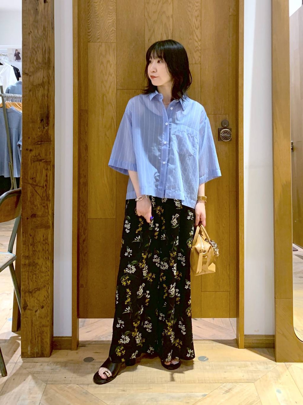 ブルー系のその他パンツ、ブルー系のシャツ/ブラウス、ブラウン系のボストンバッグを着用したレディースの夏コーディネートの1枚目の写真