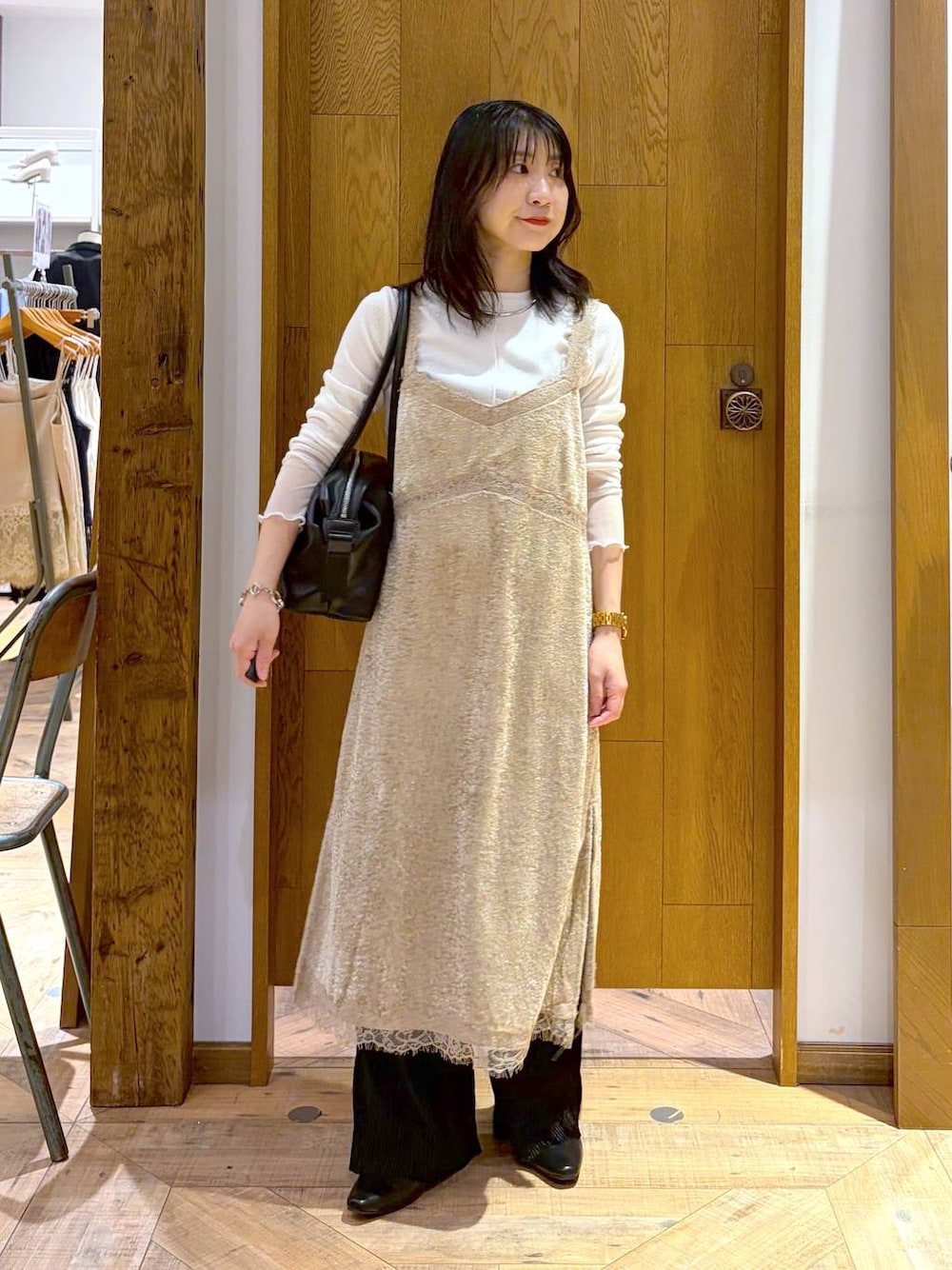 ブラック系のその他パンツ、ブラック系のパンプス、ブラック系のボストンバッグを着用したレディースの秋コーディネートの1枚目の写真
