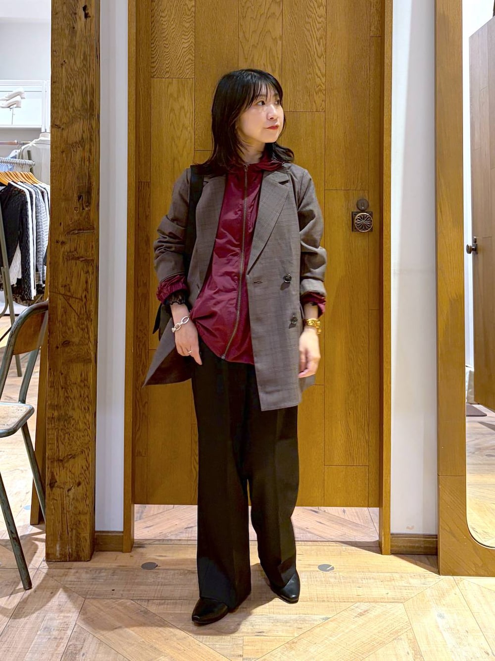 ブラック系のパンプス、ブラック系のその他パンツ、ブラック系のショルダーバッグを着用したレディースの秋コーディネートの1枚目の写真