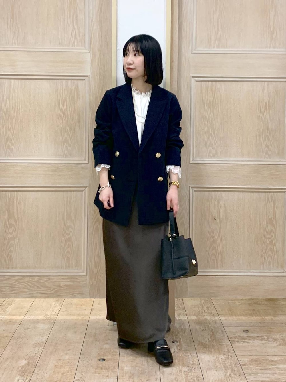 ブラック系のローファー、ホワイト系のシャツ/ブラウス、ブルー系のテーラードジャケットを着用したレディースの冬コーディネートの1枚目の写真