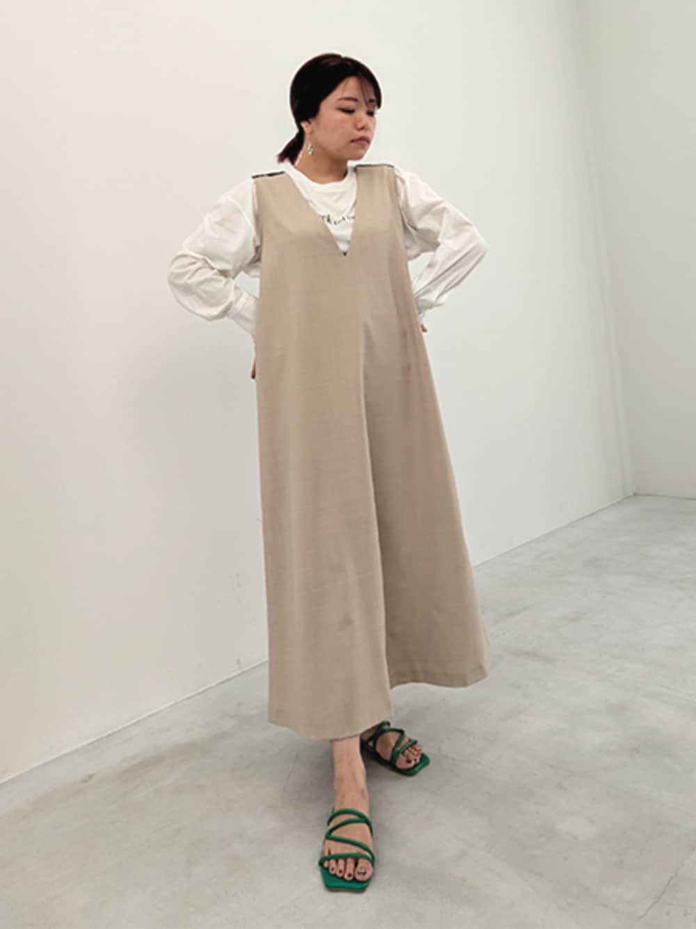 「大人カジュアル、ラクチンコーデ、大人女子、春、大人かわいい、リラックススタイル、カジュアルコーデ、キレイめ、低身長女子、ジャンパースカート、レイヤードスタイル、リズム、R-ISM」｜「R-ISMの2WAYストレッチジャンパースカート（ジャンパースカート、ベージュ系）」を使った、rismstaffさん（レディース・154cm）の春コーディネートの1枚目の写真