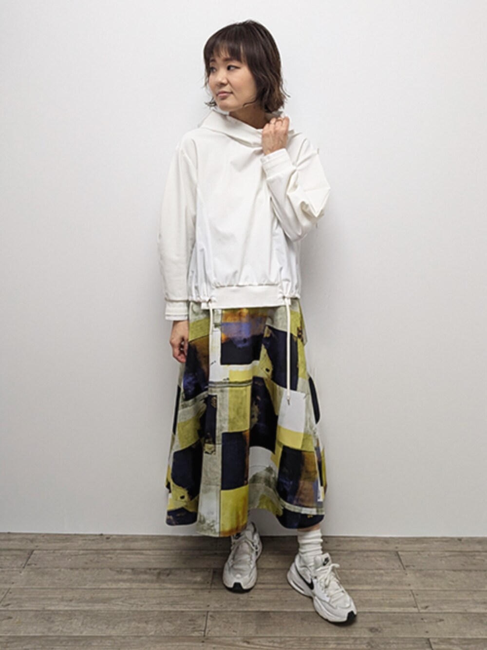 「大人カジュアル、ラクチンコーデ、大人女子、春、大人かわいい、カジュアルコーデ、キレイめ、スカートコーデ、フーディー、パーカー、春コーデ、春カラー、リズム、R-ISM」｜「R-ISMの【セットアップ対応】タフタコンビスウェットフーディー（パーカー、ホワイト系）」を使った、rismstaffさん（レディース・167cm）の春コーディネートの1枚目の写真