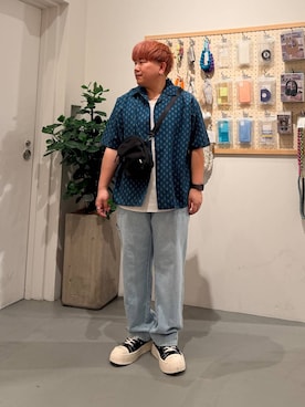 「BAYFLOW（ベイフロー）のコットンリネンガレージデニムパンツ（デニムパンツ、ブルー系）」を使った、あおいさん（メンズ・164cm）の春コーディネート