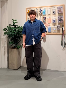 「BAYFLOW（ベイフロー）の【ストレッチ】ヴィンテージライクチノパンツ[セットアップ可]（チノパンツ、グレー系）」を使った、あおいさん（メンズ・164cm）の春コーディネート