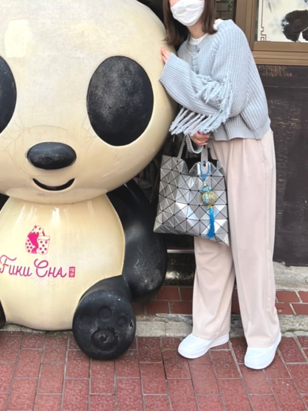 「休日スタイル、秋服、カジュアル、シンプルコーデ、シンプルスタイル、スニーカー、カーディガン、淡色コーデ、淡色女子、BAOBAO ISSEY MIYAKE、水色、AF1、白スニーカー」｜「BAO BAO ISSEY MIYAKEのBAO BAO ISSEY MIYAKE Lucent Gloss tote（トートバッグ、シルバー系）」を使った、とま野🍅さん（レディース・158cm）の秋コーディネートの1枚目の写真