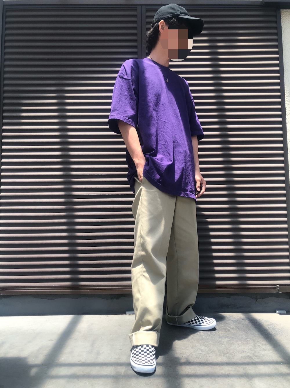 パープル系のTシャツ/カットソー、ベージュ系のパンツ、ホワイト系のスリッポンを着用したメンズの夏コーディネートの1枚目の写真