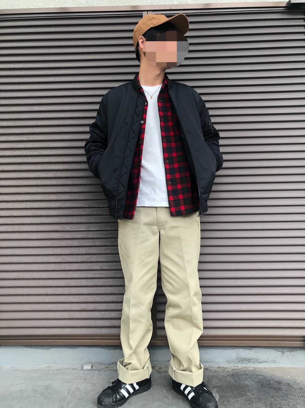 「キャップ、MA-1、赤チェック、赤いチェックシャツ、ワークパンツ、スニーカー、アメカジ、ワークスタイル、休日スタイル、オトナカジュアル、スニーカーコーデ、UNIQLO、アディダス、カーハート、秋のコーデ」｜「Carharttのアイテム（キャップ、ベージュ系）」を使った、藤吉さん（メンズ・170cm）の秋コーディネートの1枚目の写真