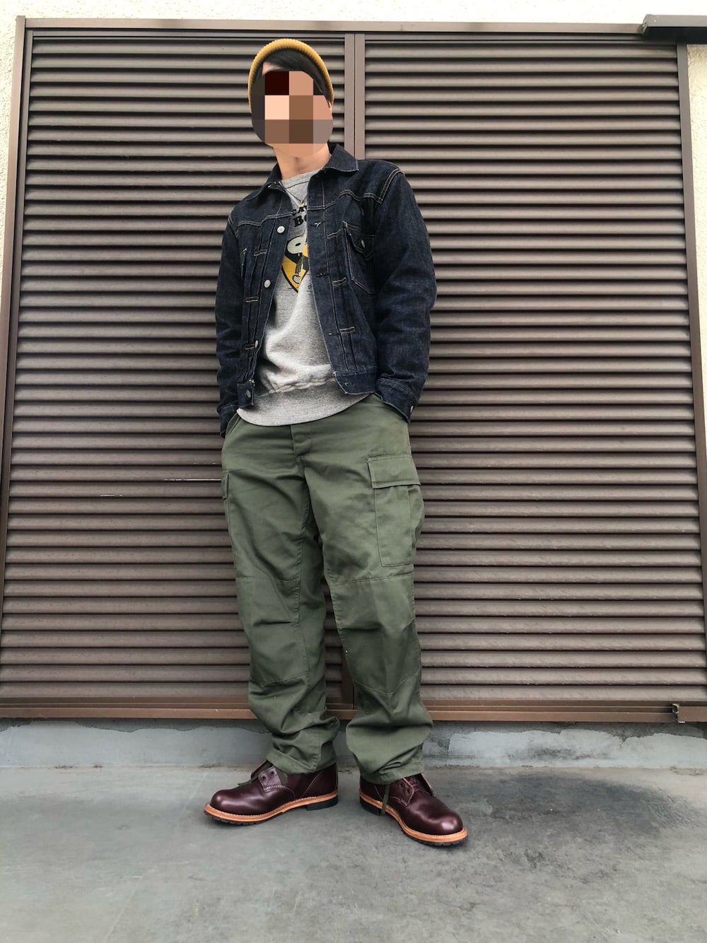 「アメカジ、ビーニー、トレーナー、スヌーピー、デニム、デニムジャケット、カーゴパンツ、レッドウィング、ブーツ、ベックマン9411、カジュアルコーデ、今日のコーデ、シンプル、休日コーデ、スウェット」｜「RACALのアイテム（ニットキャップ/ビーニー、イエロー系）」を使った、藤吉さん（メンズ・170cm）の冬コーディネートの1枚目の写真