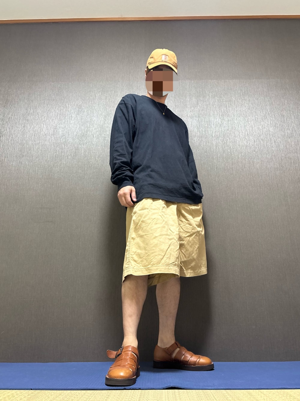 「アメカジ、キャップ、ロンT、ハーフパンツ、短パン、サンダル、レザー、ベージュ、黒、春コーデ、春ファッション、カジュアルスタイル、オーバーサイズ、ゆったり、ラフ」｜「LOS ANGELES APPARELのアイテム（Tシャツ/カットソー、ブラック系）」を使った、藤吉さん（メンズ・170cm）の春コーディネートの1枚目の写真