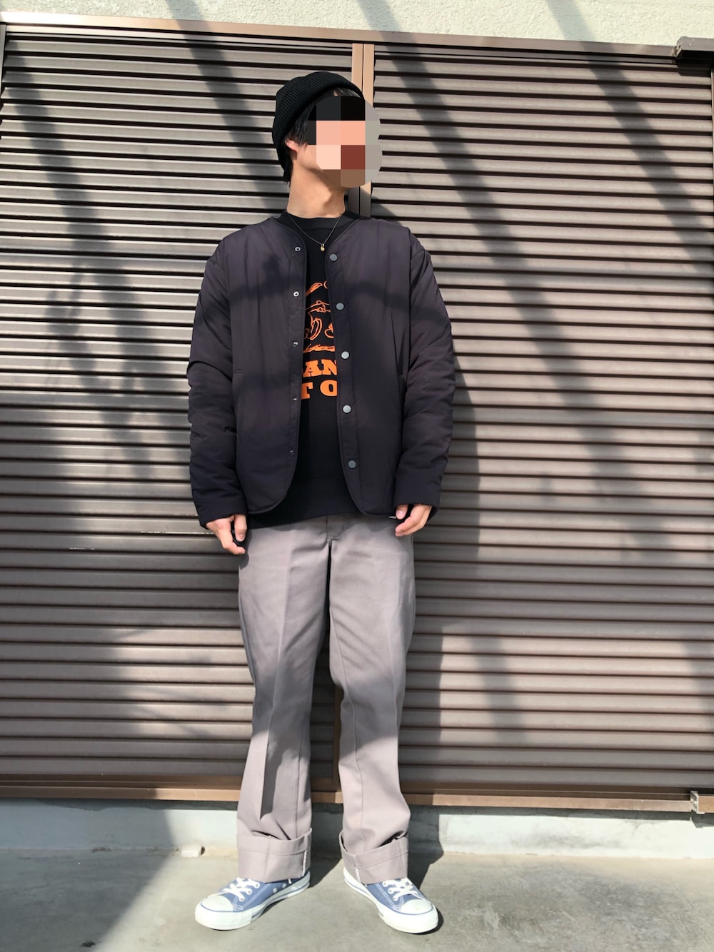 「カジュアル、大人カジュアル、スニーカーコーデ、ニット帽、トレーナー、874、オールスター、シンプル、スニーカー、ブラック、オレンジ、アメカジ、スヌーピー、カジュアルコーデ、ノーカラージャケット」｜「GUのアイテム（ニットキャップ/ビーニー、ブラック系）」を使った、藤吉さん（メンズ・170cm）の冬コーディネートの1枚目の写真