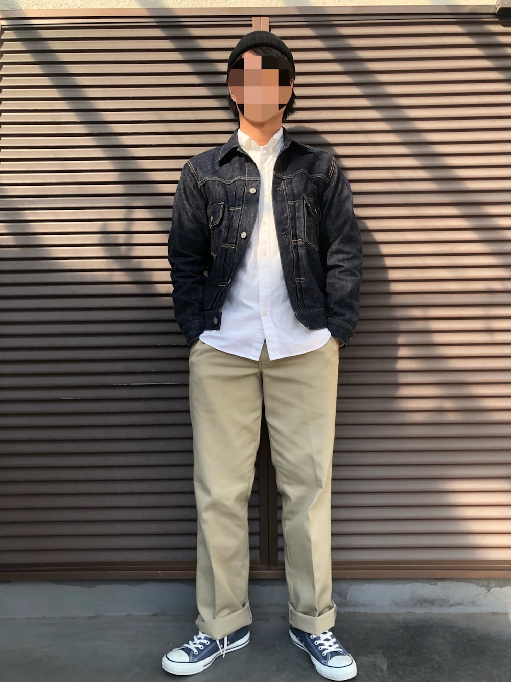 ブルー系のデニムジャケット、ホワイト系のシャツ/ブラウス、ベージュ系のパンツを着用したメンズの秋コーディネートの1枚目の写真