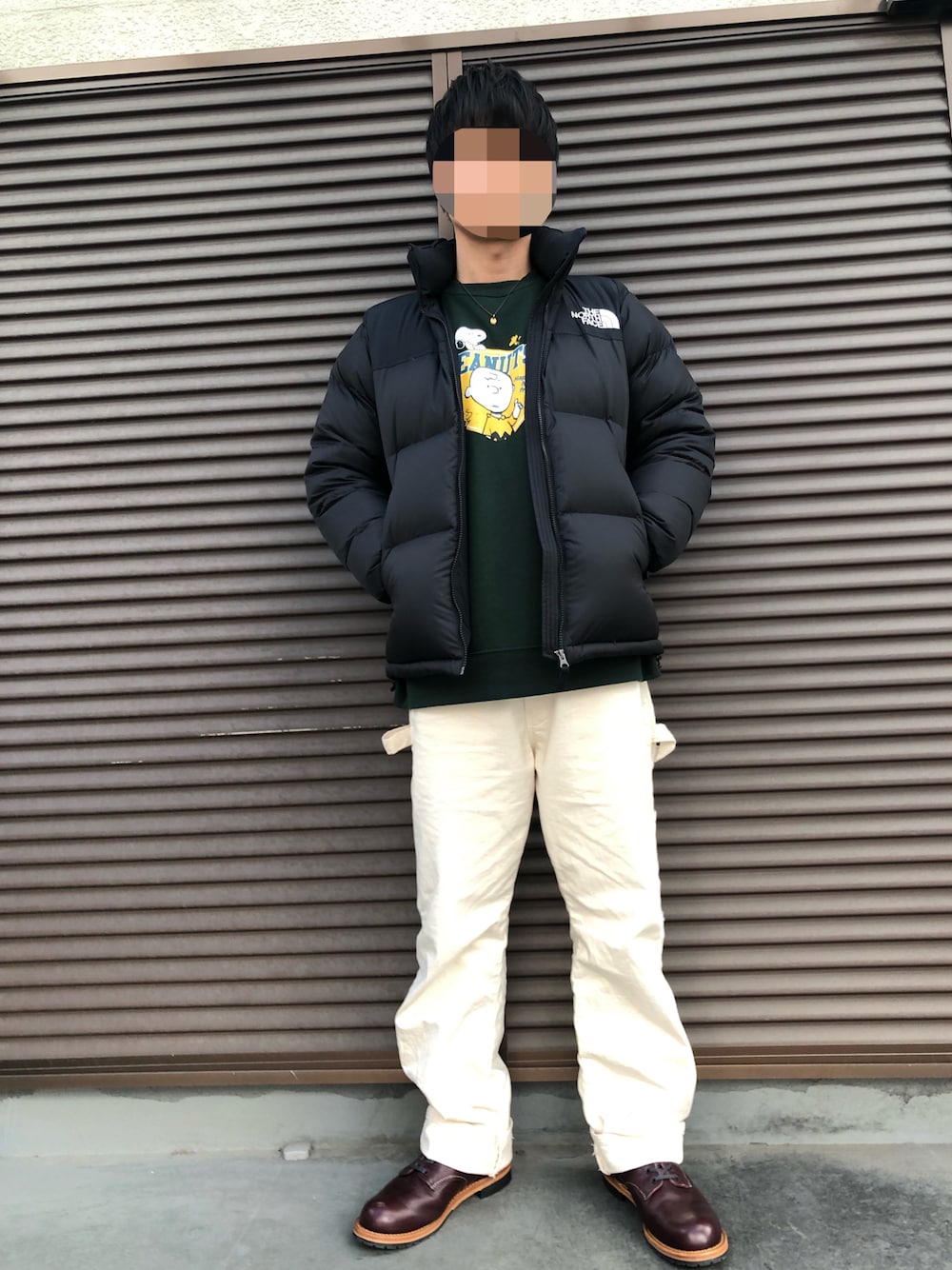 「休日コーデ、冬コーデ、革靴、トレーナー、スウェット、ダウンジャケット、ヌプシ、スヌーピー、ペインターパンツ、ベックマン9411、ベックマン、ブーツ、ワークパンツ、アメカジ、ラフ」｜「THE NORTH FACEのアイテム（ダウンジャケット/コート、ブラック系）」を使った、藤吉さん（メンズ・170cm）の冬コーディネートの1枚目の写真