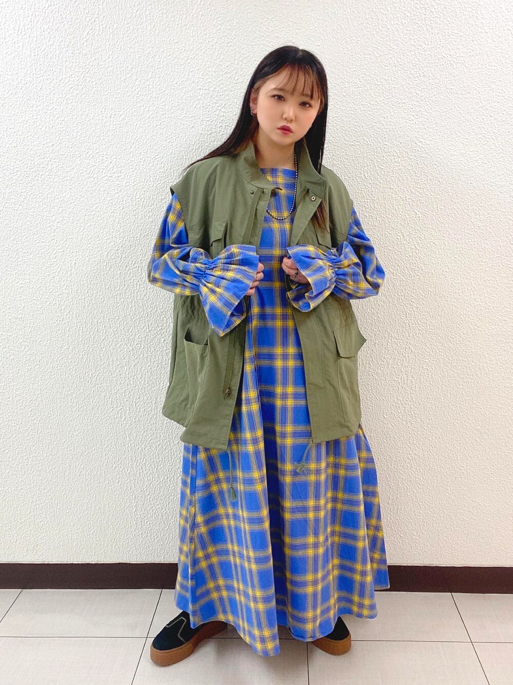 「スニーカーコーデ、低身長、ワンピース、ベスト」｜「w closetの先染めチェックウエスト切替スクエアネックワンピース（ワンピース、ブルー系）」を使った、chihiro nagataniさん（レディース・151cm）の春コーディネートの1枚目の写真
