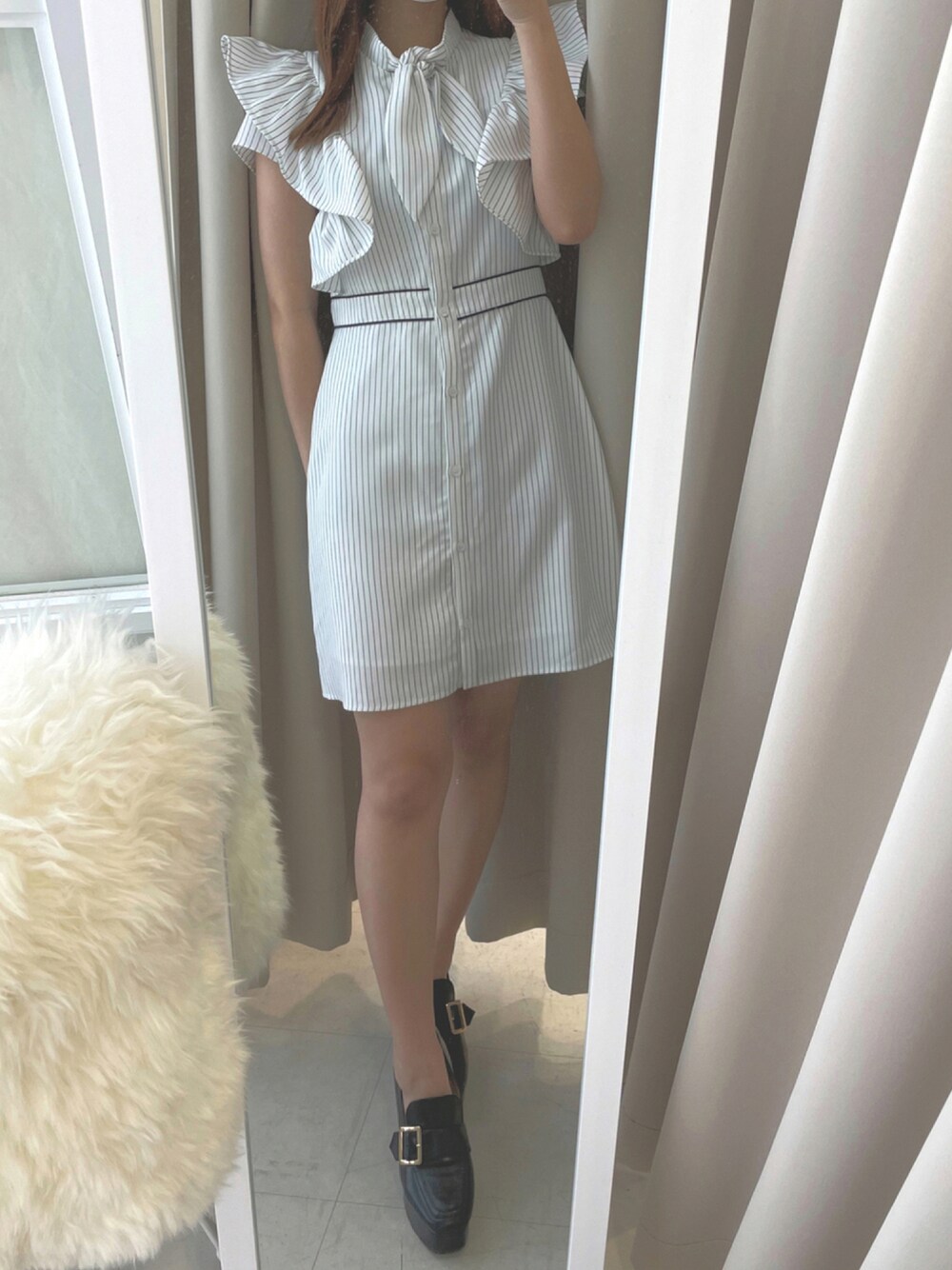 ホワイト系のワンピース/ドレス、ブラック系のローファーを着用したレディースの夏コーディネートの1枚目の写真