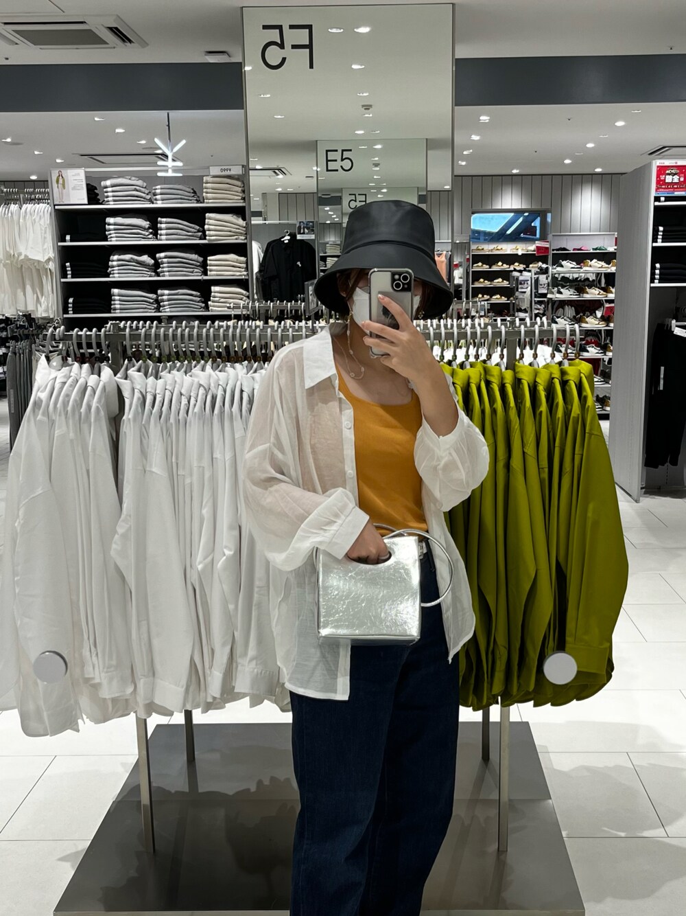 「無印良品のアイテム（デニムパンツ、ブルー系）」を使った、haru さん（レディース・155cm）の夏コーディネートの1枚目の写真