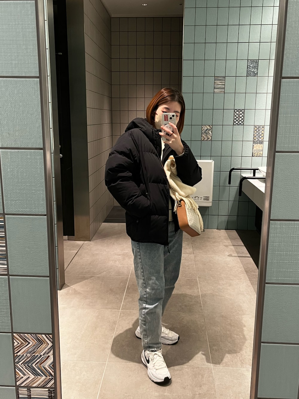 「NIKEのNIKE ナイキ W AIRMAX EXCEE ウィメンズ エア マックス エクシー  CD5432-101 101WHT/BLK（スニーカー、ホワイト系）」を使った、haru さん（レディース・155cm）の冬コーディネートの1枚目の写真