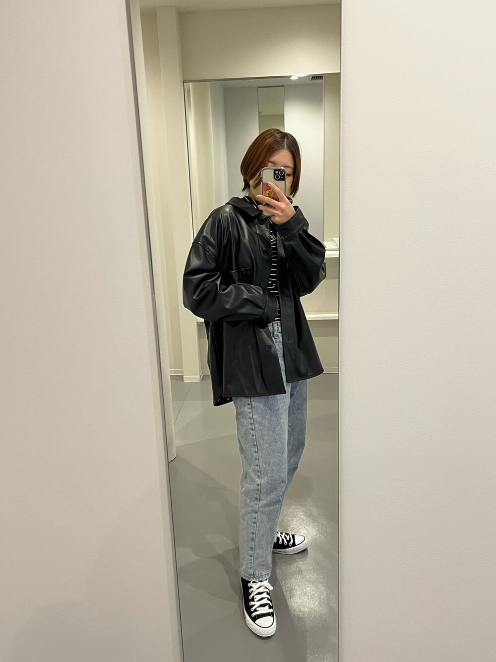 「GRLのケミカルウオッシュデニムパンツ（デニムパンツ、ブルー系）」を使った、haru さん（レディース・155cm）の秋コーディネートの1枚目の写真