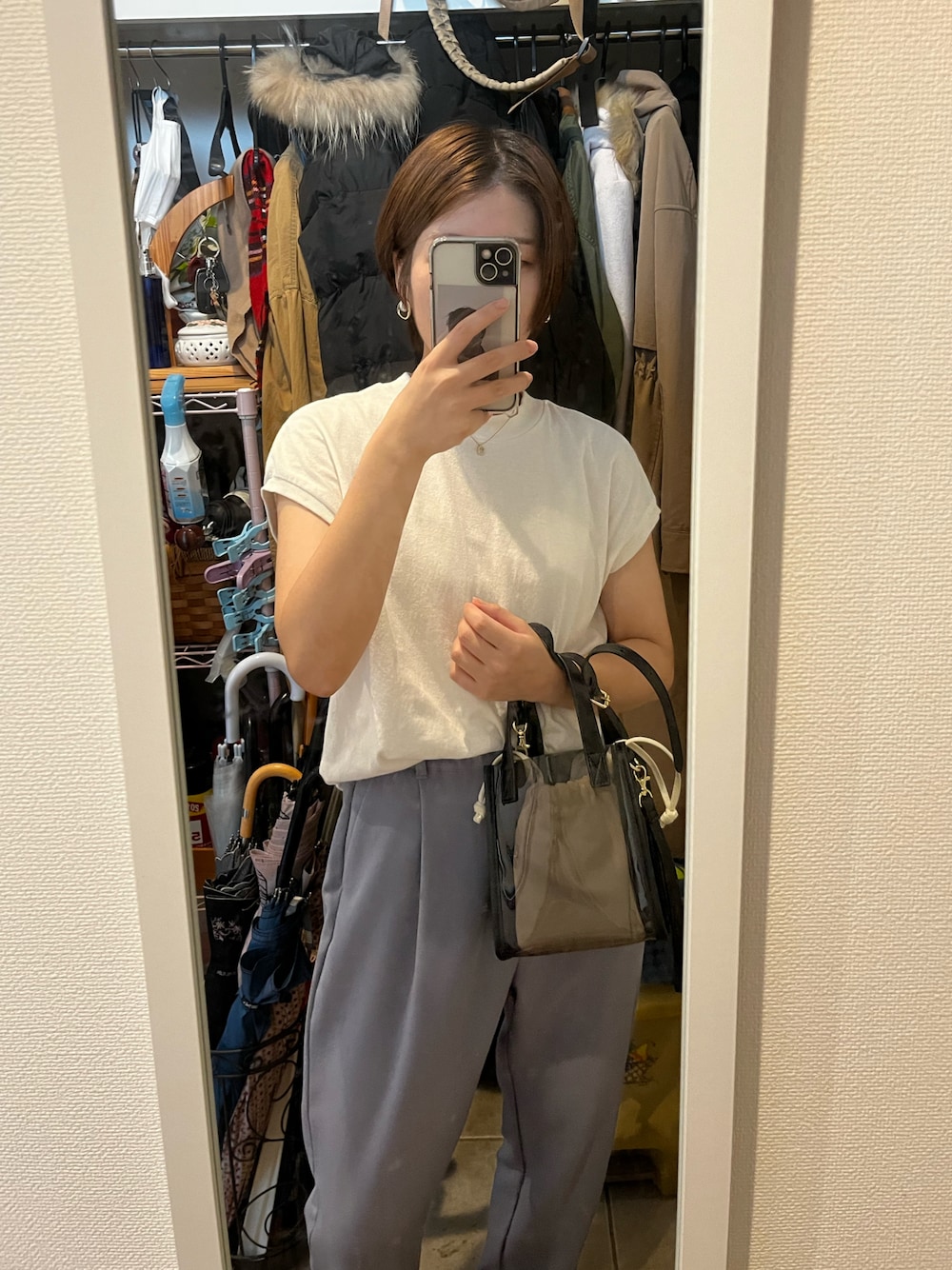 「earth music&ecologyのストレッチテーパードパンツ ＊（その他パンツ、ブルー系）」を使った、haru さん（レディース・155cm）の夏コーディネートの1枚目の写真