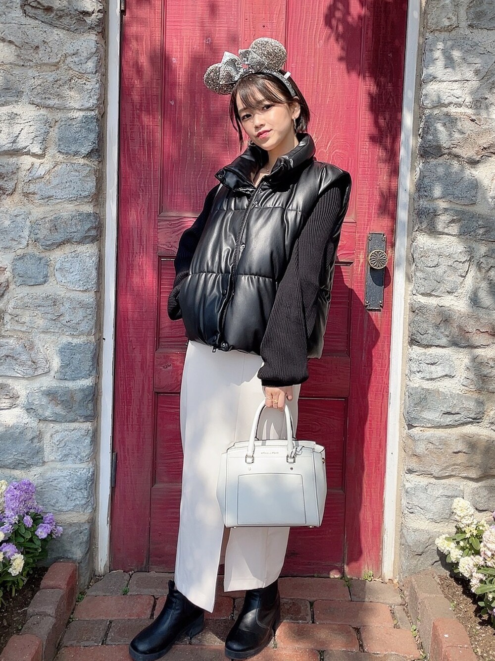 「ディズニーコーデ、マイケルコース、GRL、プチプラコーデ、プチプラ、ZARA、お洒落さんとつながりたい、いいね、save、フォローお願いします🤑、キレイめ」｜「ZARAのアイテム（ダウンベスト、ブラック系）」を使った、たぴちゃん🦋さん（レディース・157cm）の春コーディネートの1枚目の写真