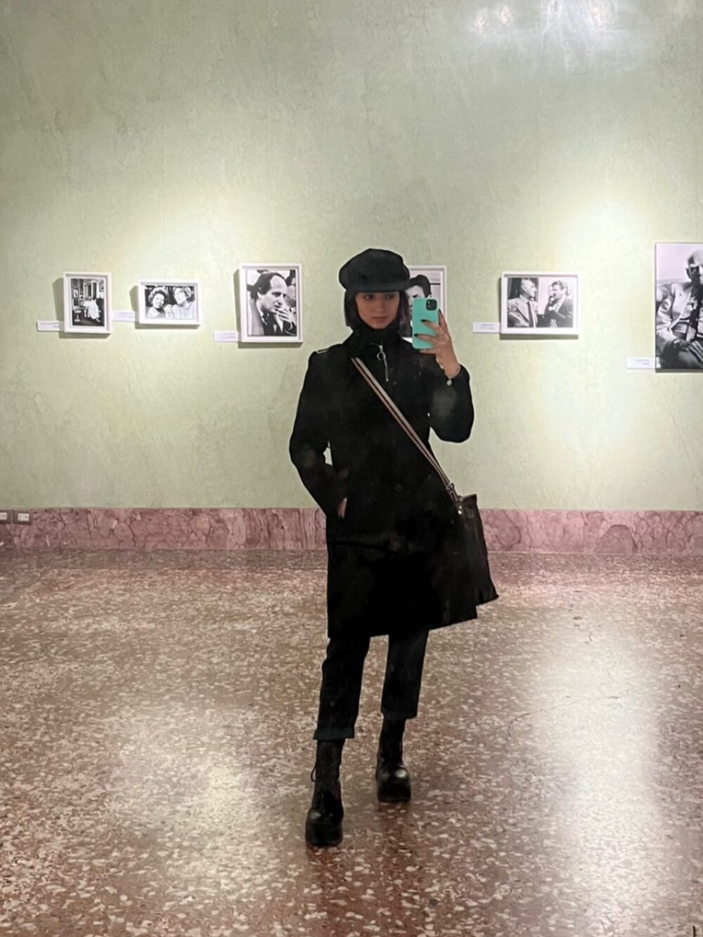 「winter、winter wearing、black、beret、ZARA、short hair」｜「otroのアイテム（ハンチング/ベレー帽、ブラック系）」を使った、Camila Gianoさん（レディース・167cm）の春コーディネートの1枚目の写真