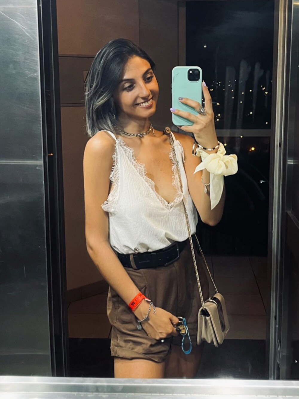 「summer、summer outfit、summer style、night、tank top、shortpants、brown pants、gold necklace、short hair」｜「otroのアイテム（タンクトップ、ホワイト系）」を使った、Camila Gianoさん（レディース・167cm）の春コーディネートの1枚目の写真