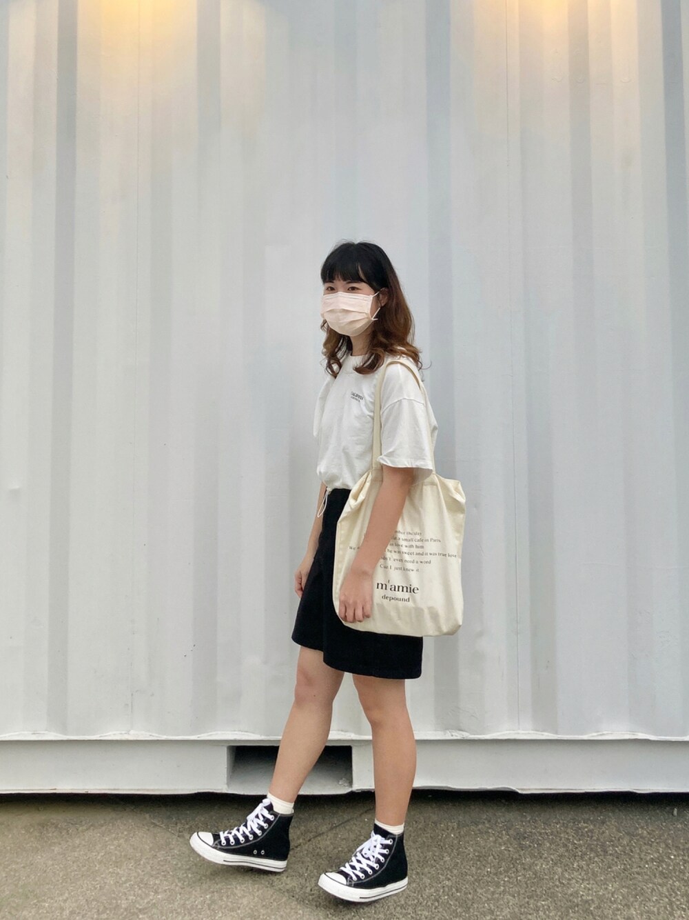 「ootd、夏、球鞋、休閒、白T、黑白搭配、夏コーデ、白Tシャツ、シンプル、シンプルコーデ、休日スタイル、休日コーデ」｜「no brandのアイテム（ハンドバッグ、ベージュ系）」を使った、pipipigmeowさん（レディース・158cm）の秋コーディネートの1枚目の写真