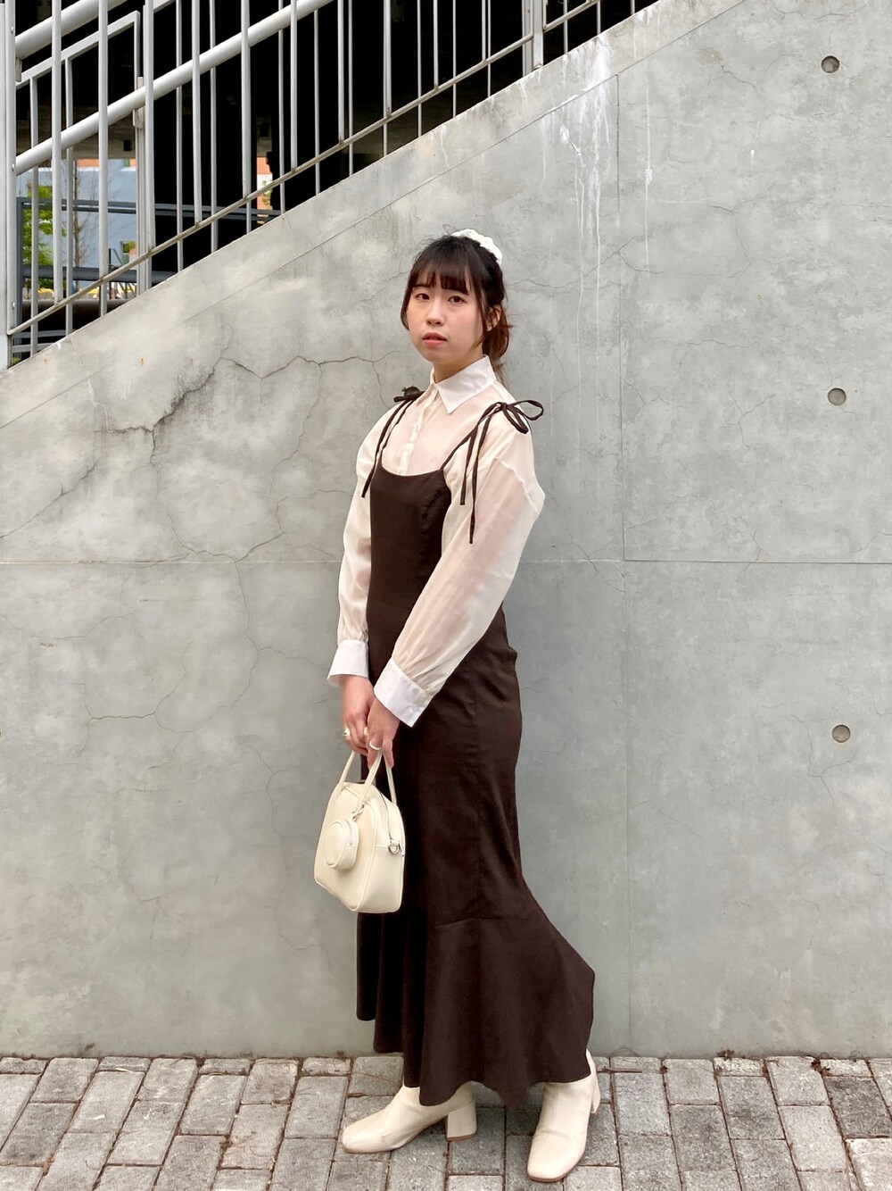 「ootd、春コーデ、大人カジュアル、秋のコーデ、秋コーデ、休日スタイル、カジュアル、カジュアルコーデ、きれいめカジュアル、オトナカジュアル、おしゃれさんと繋がりたい、ワンピース、シンプル、シャツスタイル、シンプルコーデ」｜「no brandのアイテム（バッグ、ベージュ系）」を使った、pipipigmeowさん（レディース・158cm）の春コーディネートの1枚目の写真
