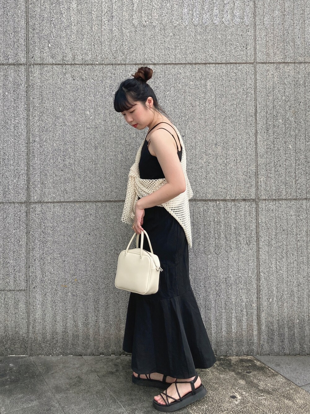 「ootd、夏コーデ、大人カジュアル、オトナカジュアル、おしゃれさんと繋がりたい、ワンピース、シンプル、シンプルコーデ、ブラック、サンダル、きれいめカジュアル、カジュアル、カジュアルコーデ、休日スタイル、夏」｜「jouetieのオーバーメッシュトップス（Tシャツ/カットソー、ホワイト系）」を使った、pipipigmeowさん（レディース・158cm）の夏コーディネートの1枚目の写真