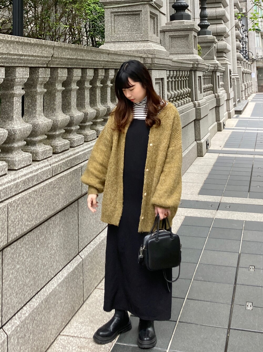 pipipigmeowさんの「こなれ感のある絶妙なゆるシルエット◎【前後2WAY】ビッグシルエットニットカーディガン／WEB/EC限定商品（Ambre Neige）」を使ったコーディネートの1枚目の写真
