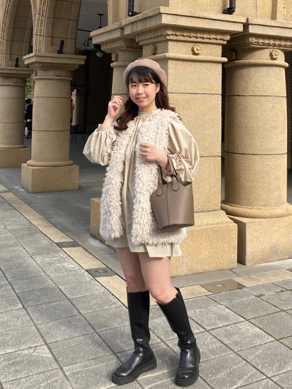 「春服デビュー宣言、オトナ女子、休日スタイル、きれいめカジュアル、大人カジュアル、春コーデ、秋コーデ、ブーツ、オトナカジュアル、おしゃれさんと繋がりたい、カジュアル、ワンピース、ベージュ、カジュアルコーデ、淡色コーデ」｜「earth music&ecologyの【WEB限定】ショルダータックミニワンピース ＊（ワンピース、ベージュ系）」を使った、pipipigmeowさん（レディース・158cm）の春コーディネートの1枚目の写真