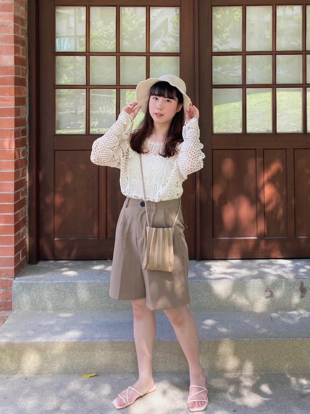 「ootd、夏コーデ、大人カジュアル、オトナカジュアル、おしゃれさんと繋がりたい、カジュアル、カジュアルコーデ、ニット、休日スタイル、パンツスタイル、ベージュ、サンダル、きれいめカジュアル、シンプル、シンプルコーデ」｜「Ambre Cielのかぎ針風トップス／【WEB/EC限定商品】（Tシャツ/カットソー、ホワイト系）」を使った、pipipigmeowさん（レディース・158cm）の夏コーディネートの1枚目の写真