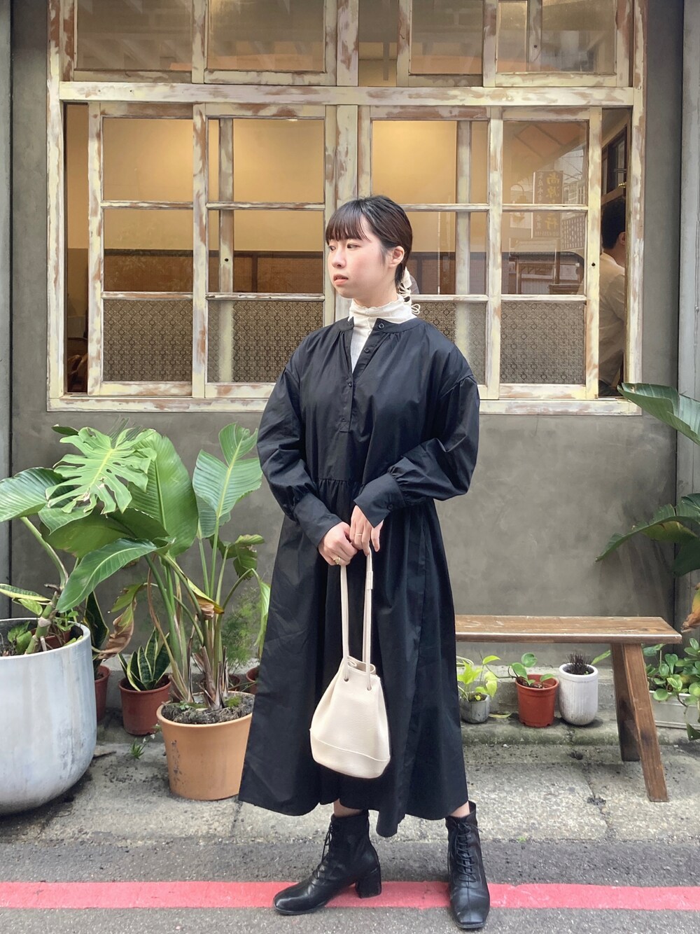 「ootd、春コーデ、オトナカジュアル、おしゃれさんと繋がりたい、オトナ女子、大人カジュアル、カジュアル、カジュアルコーデ、ワンピース、ブラック、きれいめカジュアル、休日スタイル、シンプル、シンプルコーデ、大人コーデ」｜「no brandのアイテム（ハンドバッグ、ベージュ系）」を使った、pipipigmeowさん（レディース・158cm）の春コーディネートの1枚目の写真