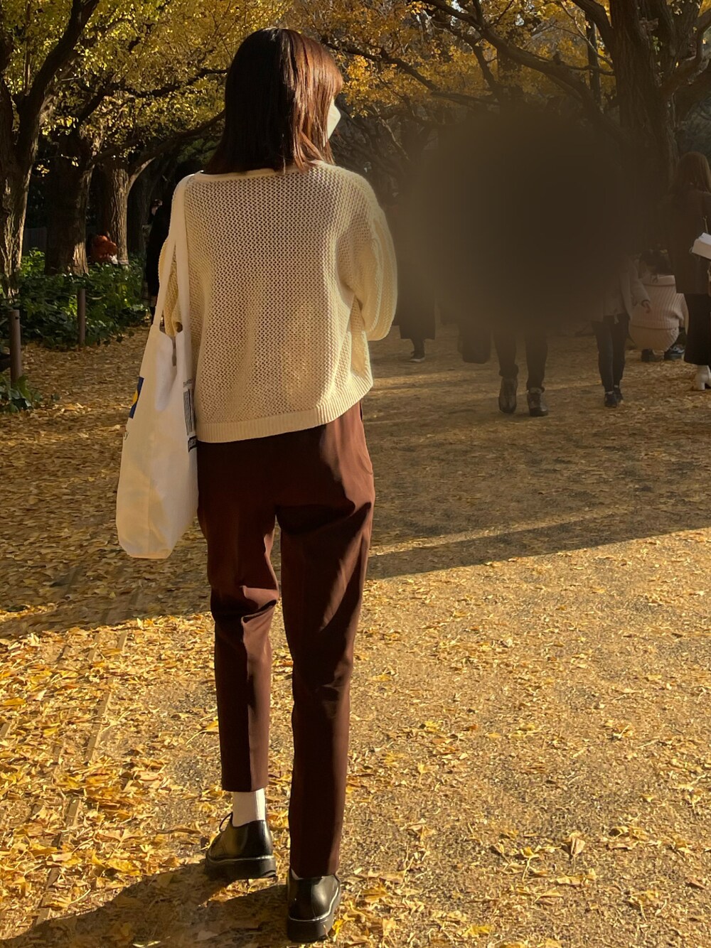 「休日スタイル、きれいめカジュアル、キレイめ、秋冬コーデ、ブラウン、パンツスタイル、GU、ローファー、イチョウ並木」｜「glabellaの【glabella/グラベラ】 拘りシルエット 3ホール オックスフォードシューズ（ドレスシューズ、ブラック系）」を使った、myoriru1230さん（レディース・157cm）の冬コーディネートの1枚目の写真
