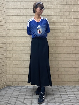 「adidas（アディダス）のサッカー日本代表 2026 ホーム レプリカ ユニフォーム / adidas（Tシャツ/カットソー）」を使った、At さん（レディース・157cm）の秋コーディネート