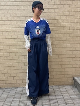 「adidas（アディダス）のサッカー日本代表 2026 ホーム レプリカ ユニフォーム / adidas（Tシャツ/カットソー）」を使った、At さん（レディース・157cm）の秋コーディネート