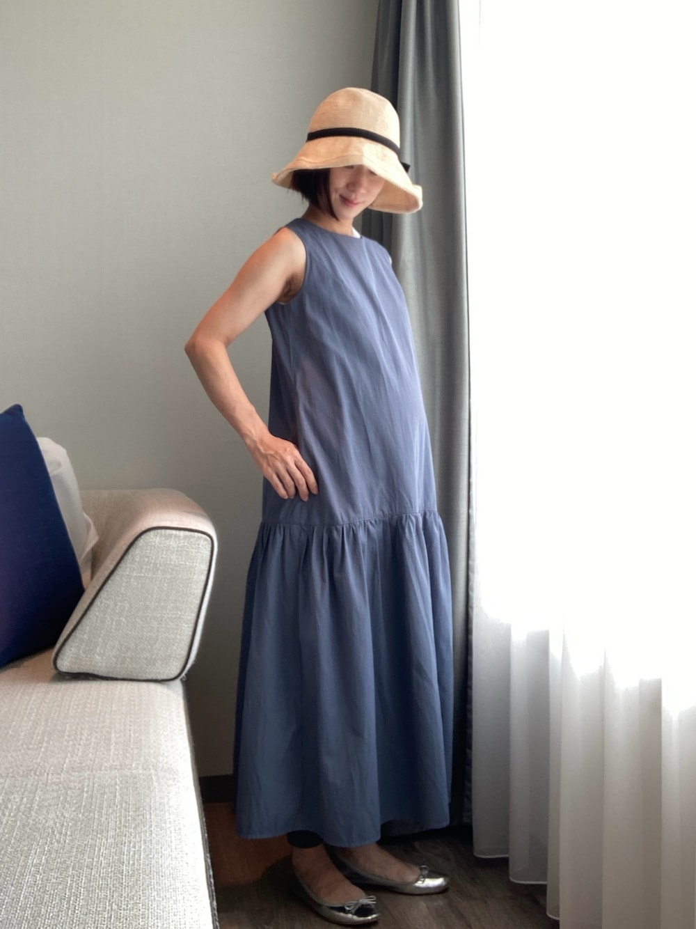 ブルー系のワンピースを着用したレディースの夏コーディネートの1枚目の写真