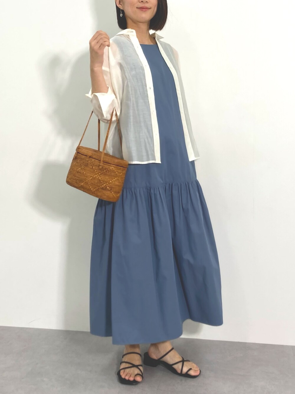 ブルー系のワンピース、ホワイト系のシャツ/ブラウスを着用したレディースの夏コーディネートの1枚目の写真