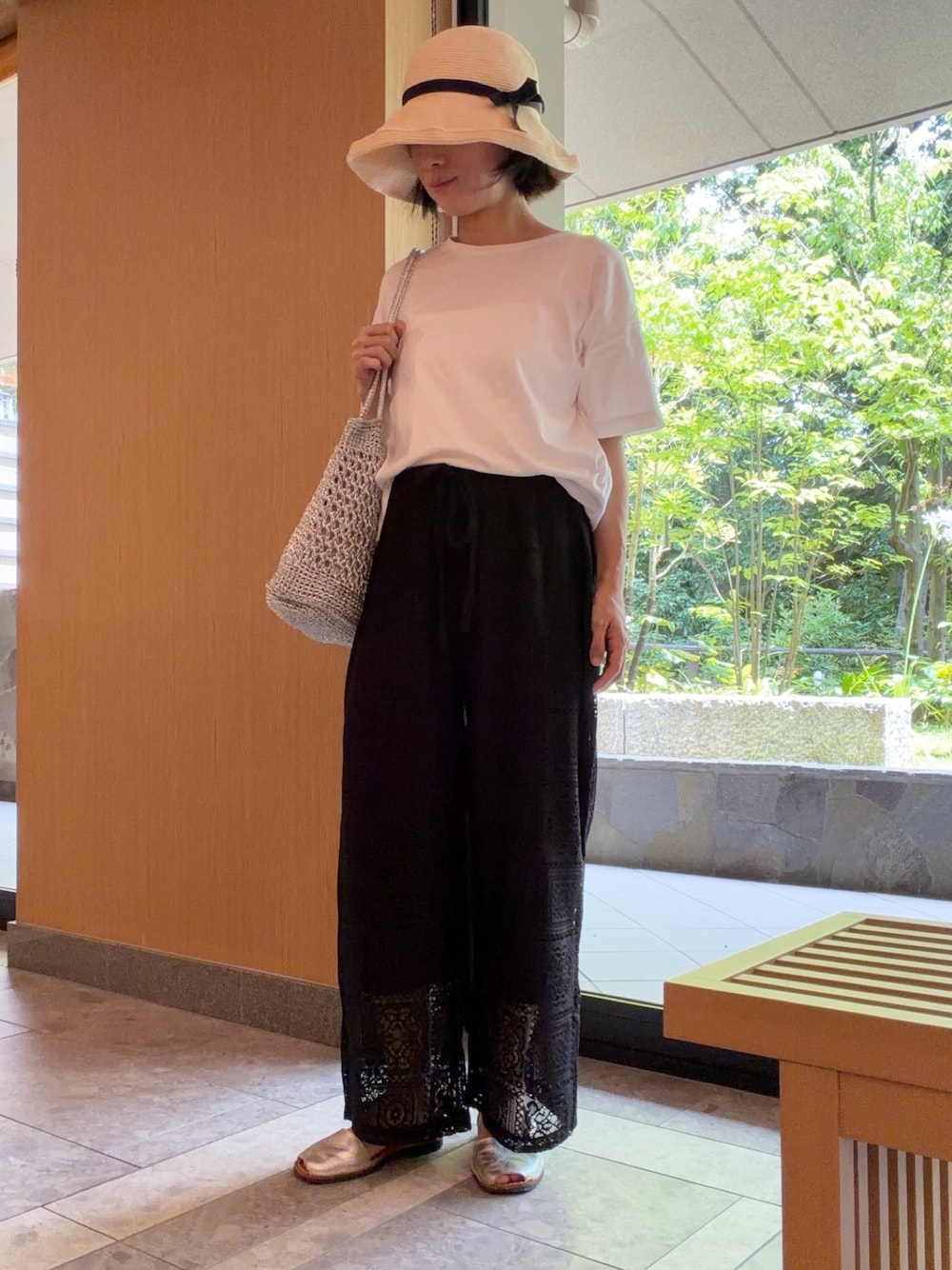 ブラック系のその他パンツを着用したレディースの夏コーディネートの1枚目の写真