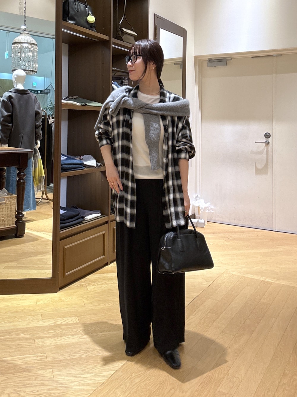 ホワイト系のTシャツ/カットソー、ブラック系のシャツ/ブラウス、ブラック系のスラックスを着用したレディースの秋コーディネートの1枚目の写真