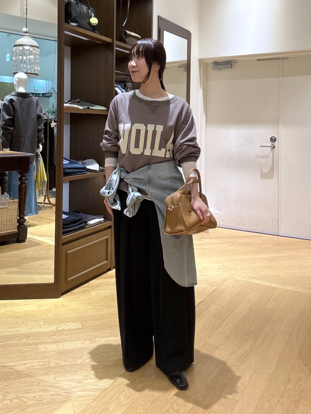 ホワイト系のTシャツ/カットソー、ブラック系のスラックス、ブルー系のシャツ/ブラウスを着用したレディースの秋コーディネートの1枚目の写真