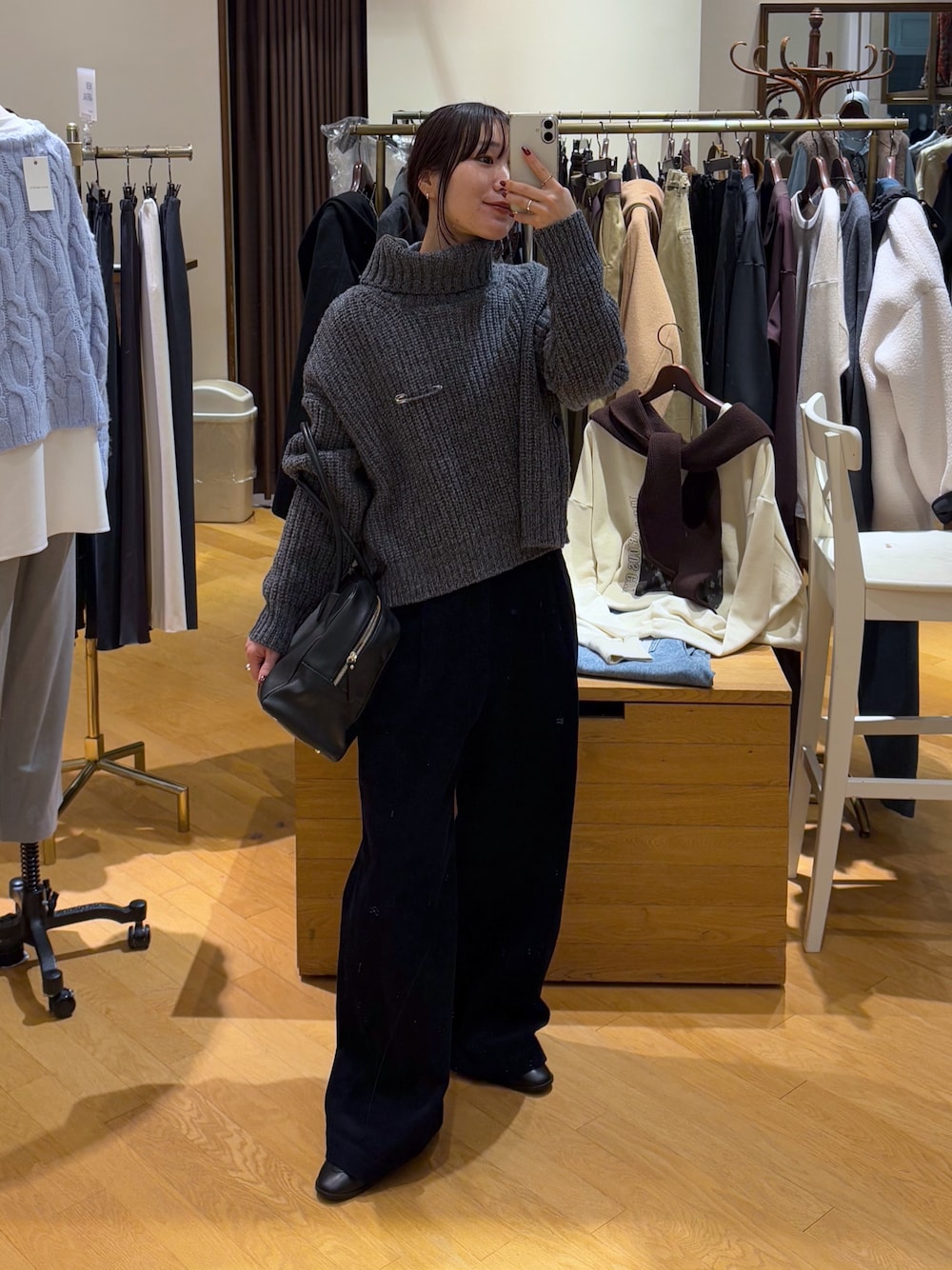 グレー系のニット/セーター、ブルー系のその他パンツ、ブラック系のローファーを着用したレディースの秋コーディネートの1枚目の写真