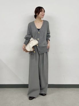 「RIVE DROITE（リヴドロワ）のヘアリーラメVネックカーデ（オフィスカジュアル/秋服/冬服）（カーディガン/ボレロ、グレー系）」を使った、ayumon0730さん（レディース・162cm）の秋コーディネート