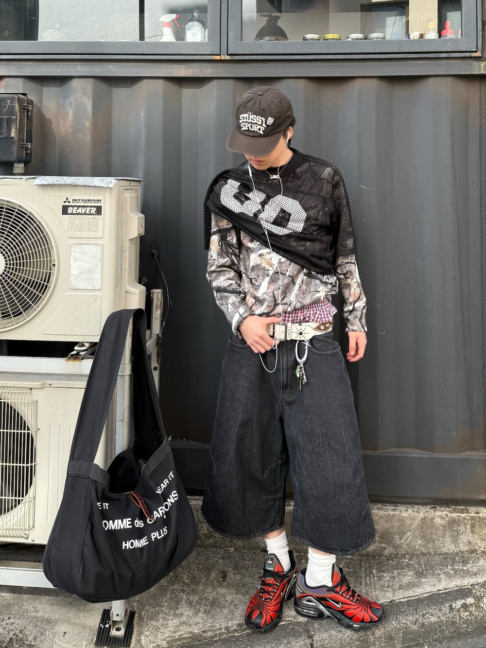 「春めき満開コーデ、最近のいい感じコーデ、スポーツミックス、スポーツmix、stussy、COMME des GARCONS、ワンショルダー、メッセンジャーバッグ、春色、ハーフパンツ、春服コーデ、メンズコーデ、シンプルスタイル、今日のコーデ、モノトーンコーデ」｜「STUSSYのアイテム（キャップ、ブラック系）」を使った、kz._.03さん（メンズ・172cm）の春コーディネートの1枚目の写真