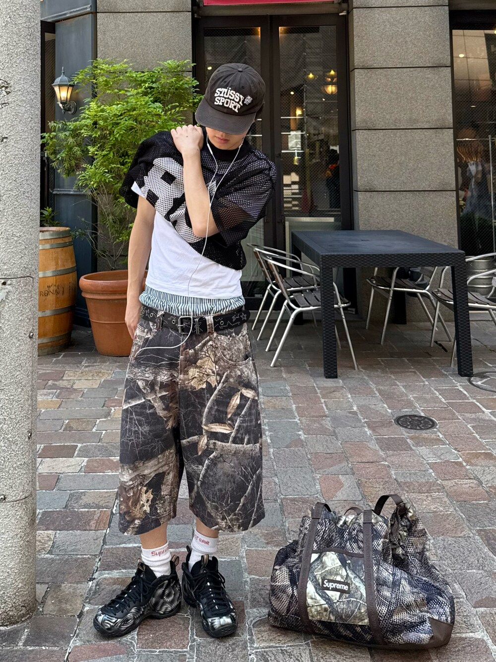Supreme のバッグを使った「リアルツリーカモ」の人気ファッション